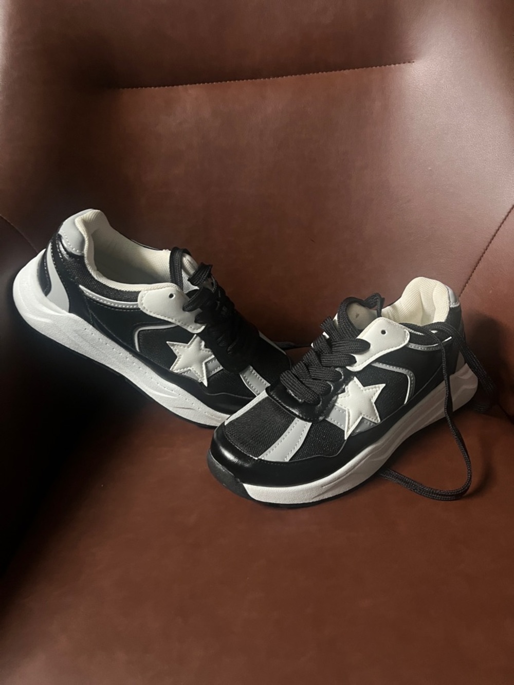 Boys Cooper Black & White Star Accent Athletic Sneakers size 6 new
